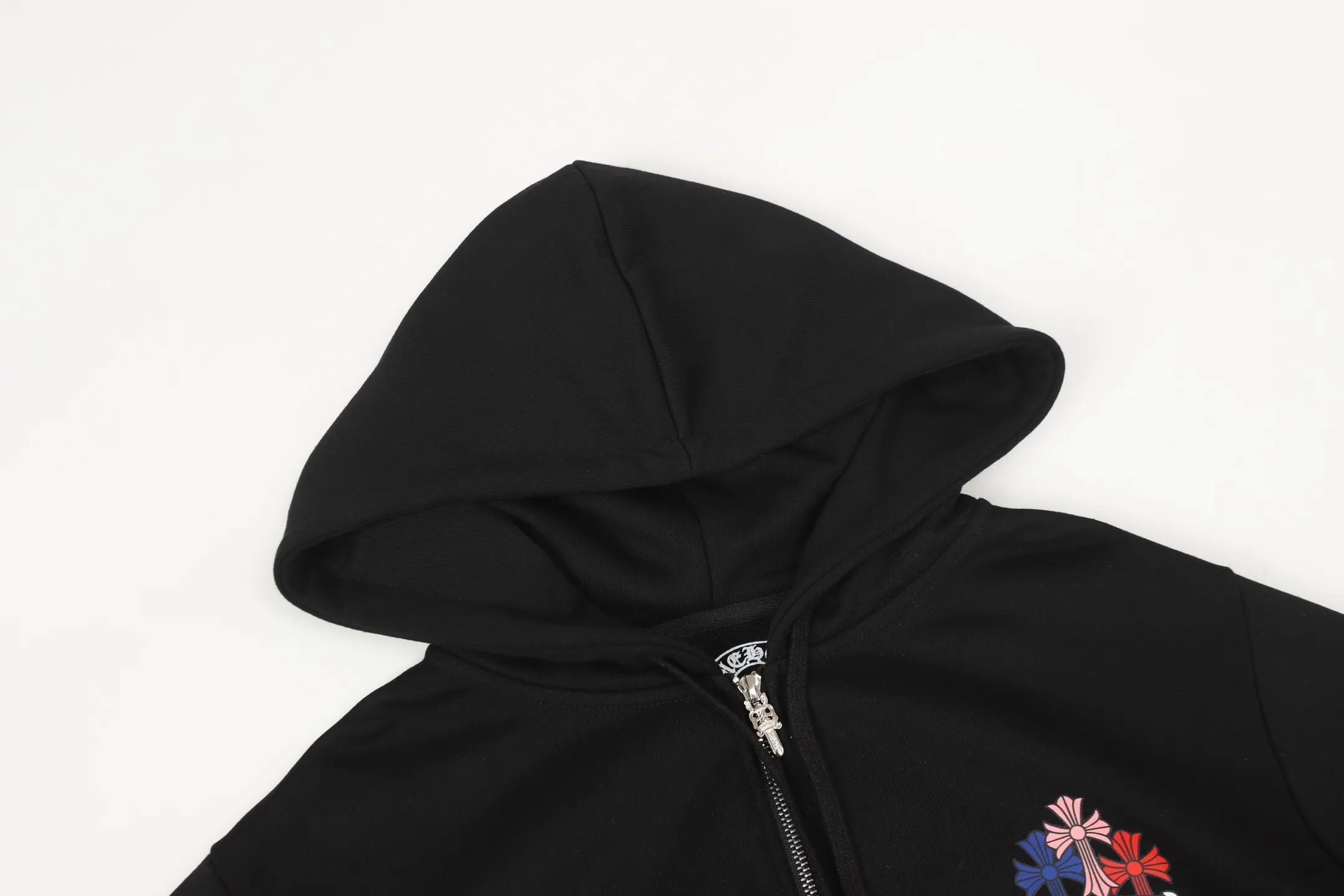 P250 cross-border model, please do not place an order if you are pursuing quality - Chrome Hearts/Chrome Hearts Colorful Cross ✝️ Printed zipper sweatshirt cardigan jacket - High weight, high density and high quality. The wool is soft, delicate and skin-friendly. It feels soft and silky. It has excellent warmth and skin-friendly properties - Custom-woven and dyed, no color difference. No matter the fabric or workmanship details, it beats the ordinary version on the market - Hardware zipper accessories are all customized, full of details - Color: black white -Size: S M L XL